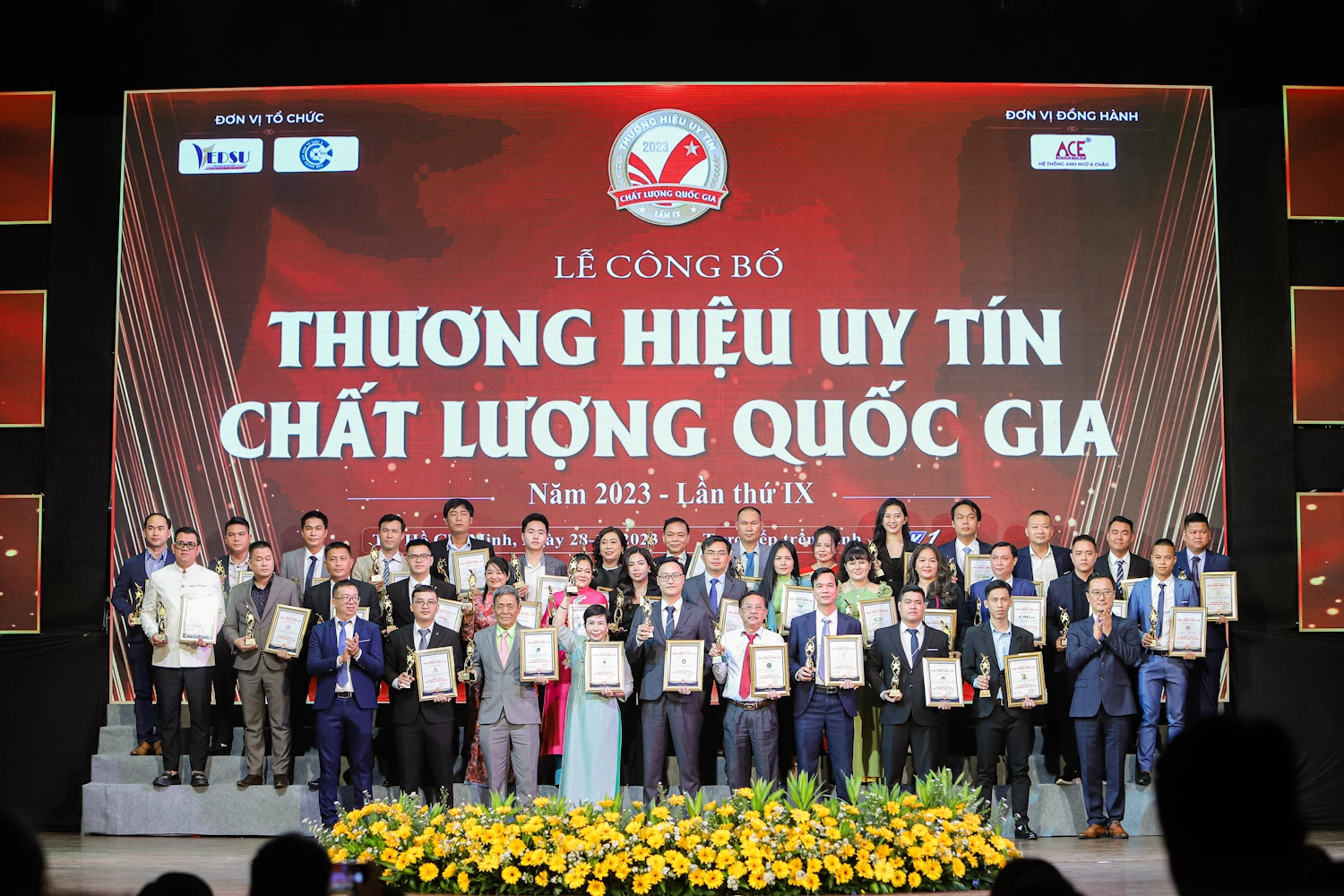 Đại diện các doanh nghiệp lên nhận giải Thương hiệu uy tín, chất lượng quốc gia 2023