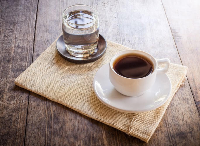 tai sao nen uong nuoc truoc khi uong tra hoac ca phe 9663 1